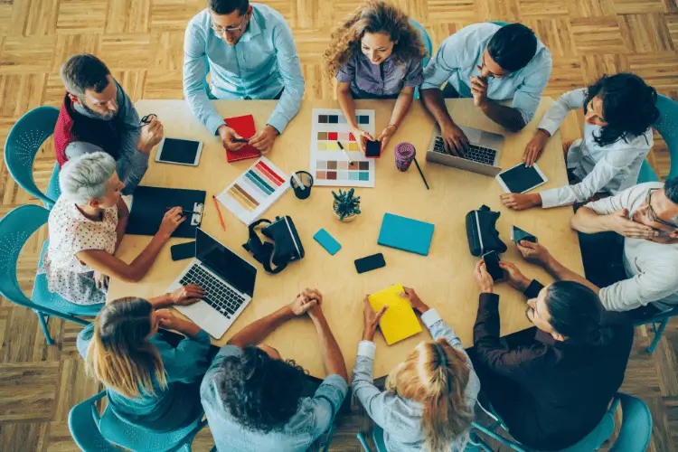 Reunião de trabaçho para discutir a comunicação interna da empresa.