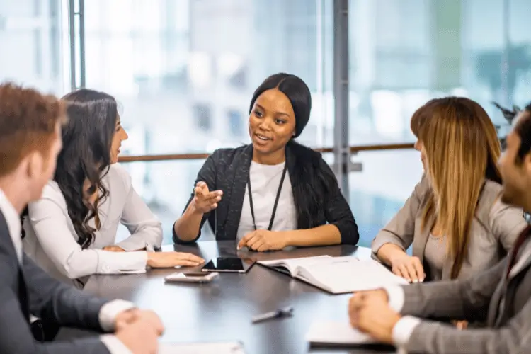 Reunião de trabalho discutindo um plano de mídia.