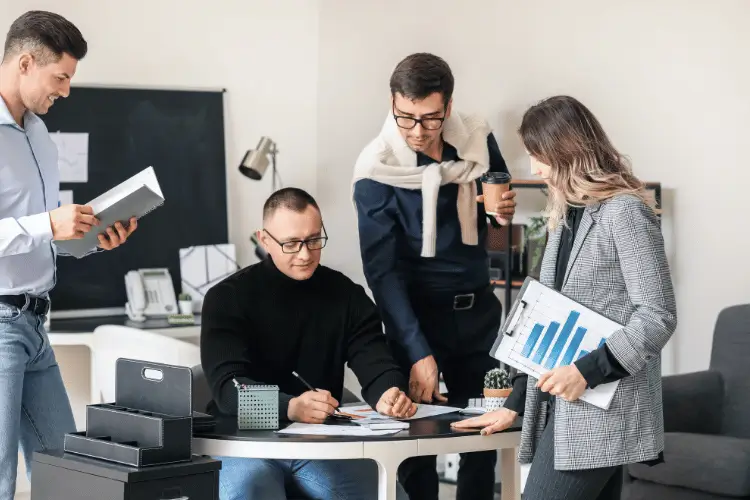 Reunião de trabaçho para discutir a comunicação interna da empresa.