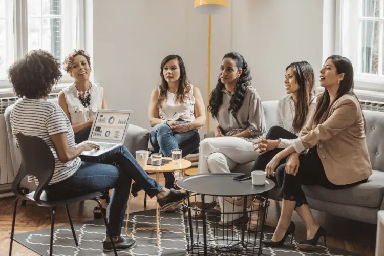 Reunião para discutir a comunicação mercadológica.