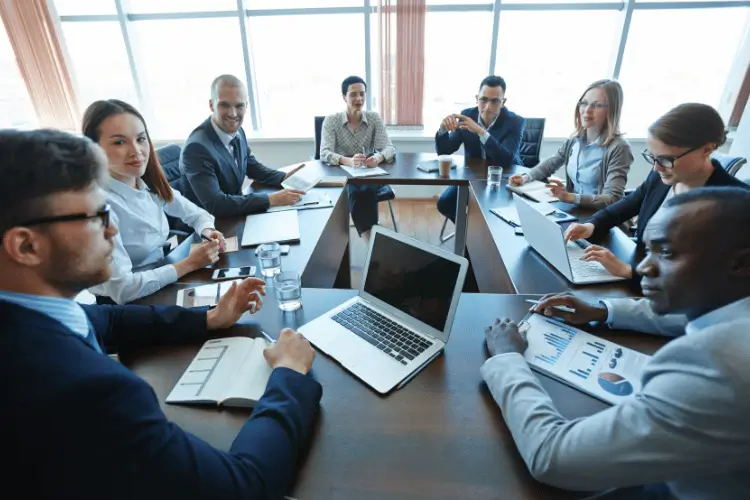 Reunião para discutir a comunicação mercadológica.