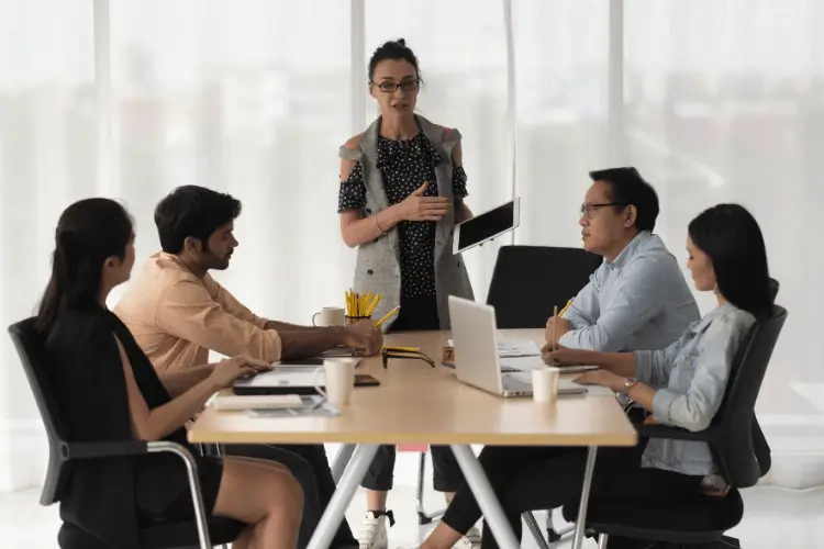 Reunião entre colegas de trabalho para alinhar o PR Marketing.