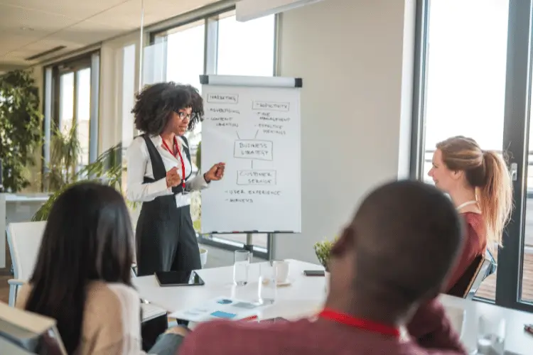 Reunião entre colegas de trabalho para alinhar o PR Marketing.