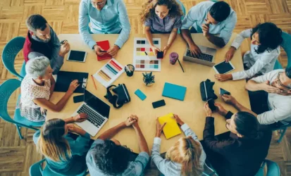 Reunião de trabaçho para discutir a comunicação interna da empresa.