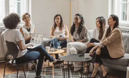 Reunião para discutir a comunicação mercadológica.