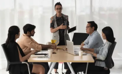 Reunião entre colegas de trabalho para alinhar o PR Marketing.